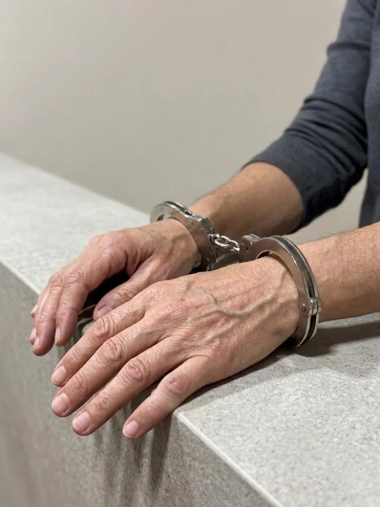 Mulher é presa pela Polícia Militar durante abordagem em Guajará-Mirim